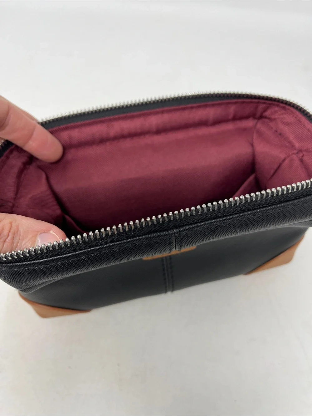 BRIC’S TRAVEL TOILETRY ZIPPER BAG QATAR AIRLINES BLACK AND TAN